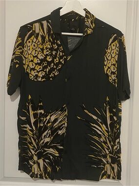 H&M Men’s Short Sleeve Button Down Shirt Pineapple Floral Dark Green Size Small